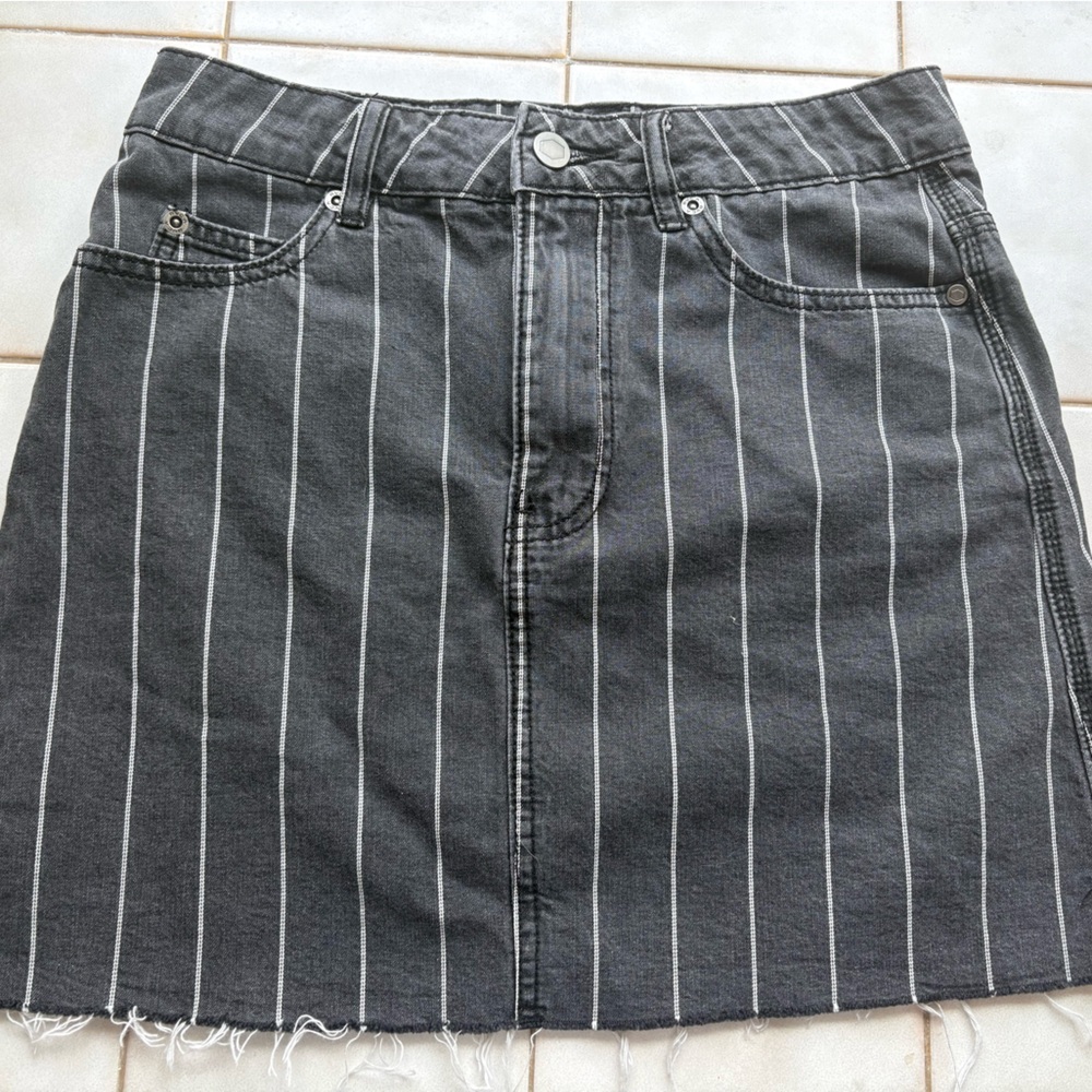 *SOLD* RVCA Black and White Striped skirt